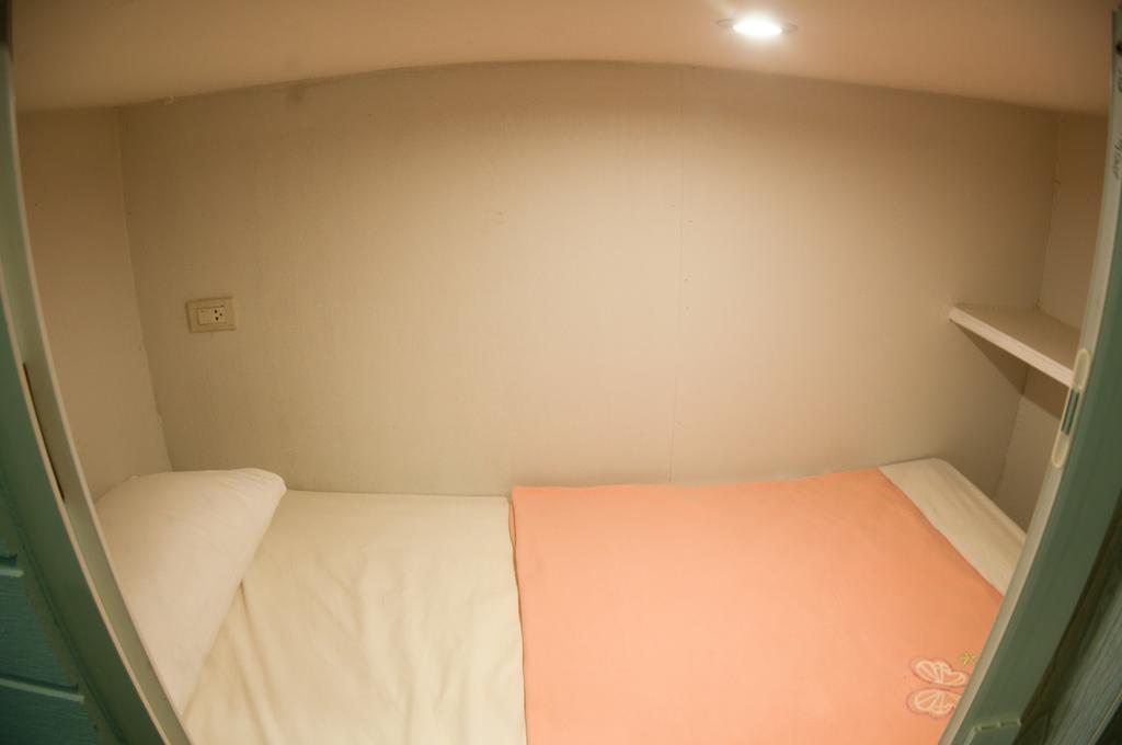 Hotel Capsule Suratthani Сурат Тхани Стая снимка